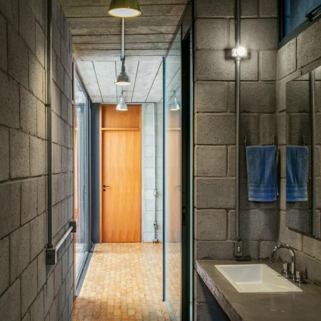 一個(gè)有室內(nèi)庭院的兩層小住宅，讓你感受中庭庭院的美